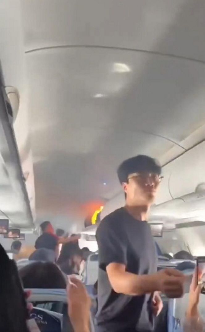 Pożar w samolocie pełnym ludzi! Płomienie buchały tuż nad głowami