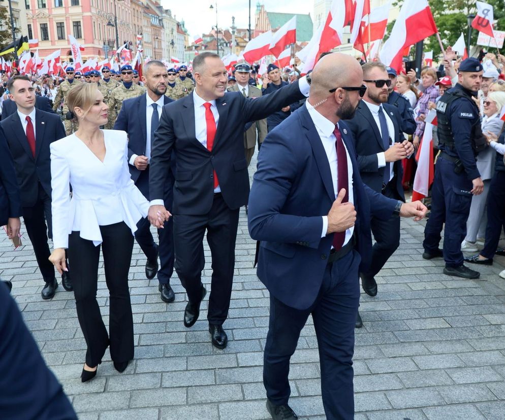 Przejście do Pałacu Prezydenckiego. Pierwsza dama się przebrała