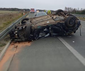 Dachowanie na trasie do Warszawy. Trzy rozbite auta, kobieta w szpitalu