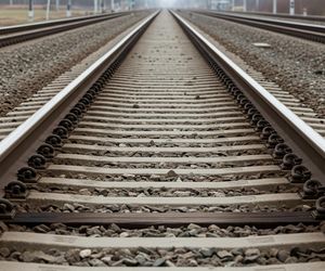 Wielka wyrwa w torach na trasie do Warszawy?! Szokujący incydent kolejowy. Poważne utrudnienia