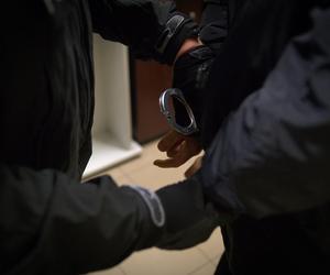 Zdesperowana matka zadzwoniła na policję. Syn wpadł w szał