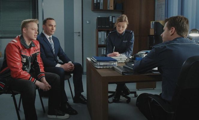 M jak miłość odc. 1878. Dominik Walat (Bartosz Surówka), prawnik, Natalka (Dominika Suchecka), Adam Karski (Patryk Szwichtenberg)