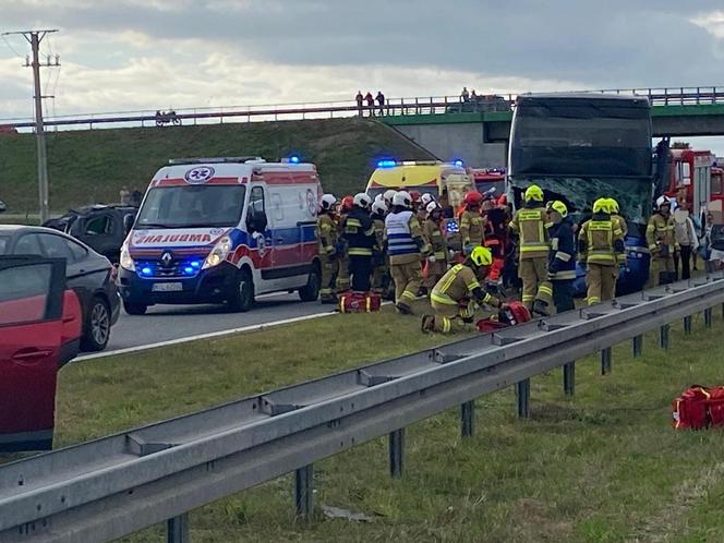 Są ranni po wypadku z udziałem autokaru. Droga zablokowana, poważne utrudnienia