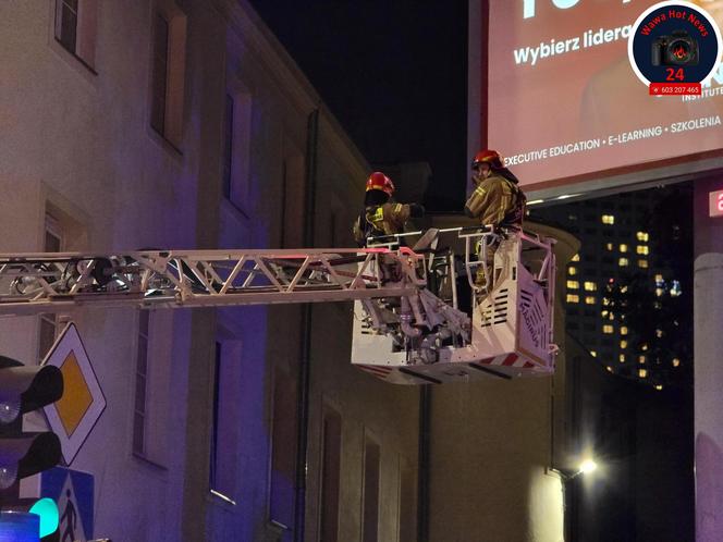  Warszawa: mężczyzna wszedł na billboard i groził że skoczy