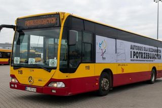 Na ulice Łodzi wyruszył autobus niosący pomoc osobom w kryzysie bezdomności. Co oferuje?