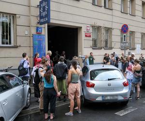 Protest pod komendą policji w Warszawie