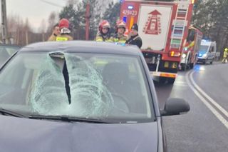 Lodowa bryła przebiła szybę osobówki. Ranna kobieta trafiła do szpitala