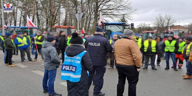 Rolnicy z woj. lubelskiego blokują drogi w regionie. Na protestującymi czuwa policja 