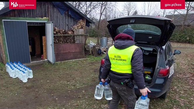 Czarna Białostocka. Nalot służb na dom 33-latki. Nielegalnie produkowała alkohol