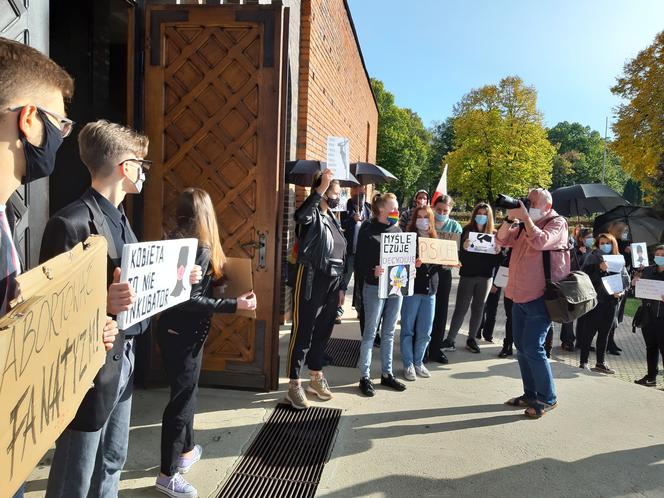 Protest pod kościołem św. Antoniego w Lesznie