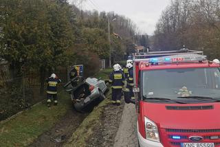 Toyota wypadła z jezdni i uderzyła w przepust. Groźna kraksa w Łomnicy