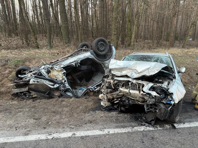 Dramatyczny wypadek. Samochody zderzyły się czołowo. Jedna osoba zakleszczona we wraku