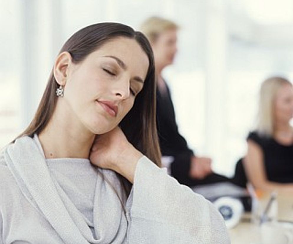 Fibromialgia to choroba, która zazwyczaj dotyka ludzi między 35-50 rokiem życia. Objawia się bólem mięśni w okolicy kręgosłupa, zaburzeniami snu, bólami głowy i nadwrażliwością na dotyk.