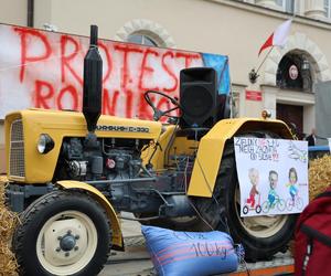 Protest rolników 20 marca przed Lubelskim Urzędem Wojewódzkim w Lublinie