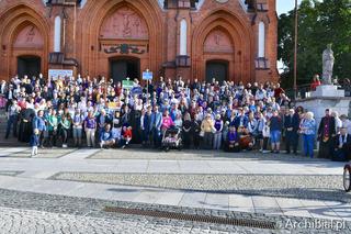 W miniony weekend prawie 200 pielgrzymów wyruszyło pieszo na Jasną Górę. Trasa pielgrzymki liczy 480 km. Pątnicy przejdą ją w ciągu dwóch tygodni. 