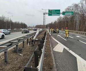 Wypadek na A4. 19-letni kierowca peugeota uderzył w bariery energochłonne