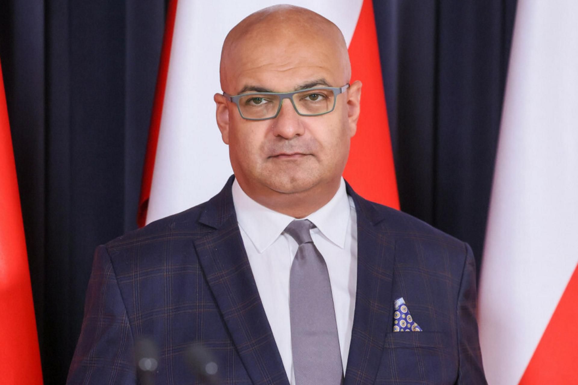 Śledztwo w sprawie zakupu samochodów dla CANARD umorzone. Alvin Gajdhur nie popełnił…