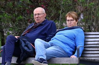 Ilona Łepkowska z mężem i psem na spacerze w Sopocie