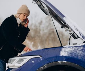 Auto nie odpala na mrozie? Ten sposób jest skuteczny, ale kluczowa jest kolejność działań