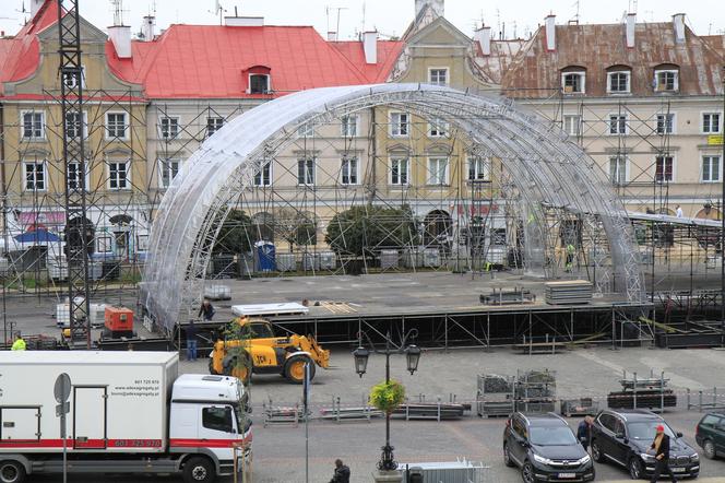 Na placu Zamkowym w Lublinie rozkładana jest duża scena. Co tu się odbędzie? 