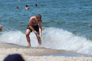 Ale mu Wesoło! Kuba Wesołowski z rodziną na plaży