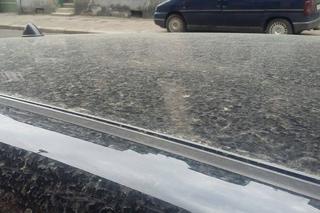 Pył saharyjski na Śląsku. Brudne auta i okna [ZDJĘCIA]
