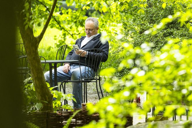 Marek Jakubiak. Pies pomaga mu w kampanii