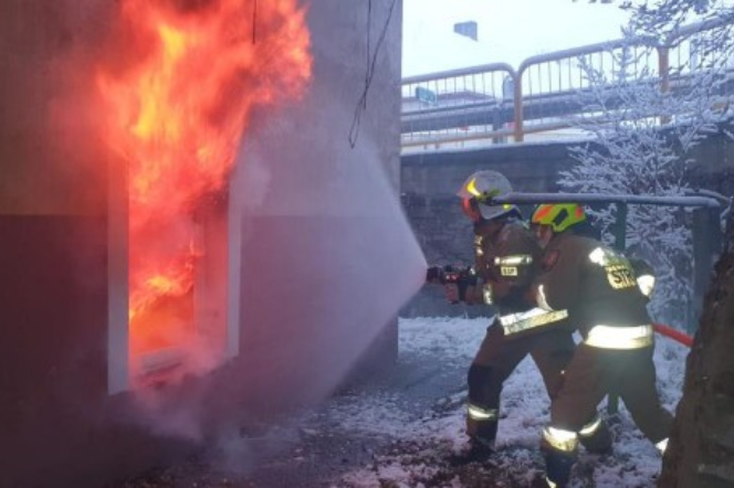 Strażacy gasili pożar po niebezpiecznej akcji z gazem