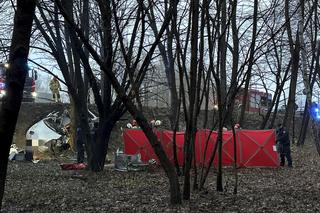 Koszmarny wypadek pod Warszawą. Taksówka owinęła się o drzewo. Kierowca cudem uszedł z życiem!