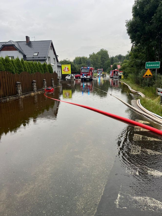 Zalane ulice i pękające wały. Dramatyczna noc przed nami? Zwołano sztab kryzysowy