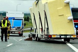 Groźny zdarzenie na S3 Przewróciła się laweta przewożąca basen [zdjęcia] 