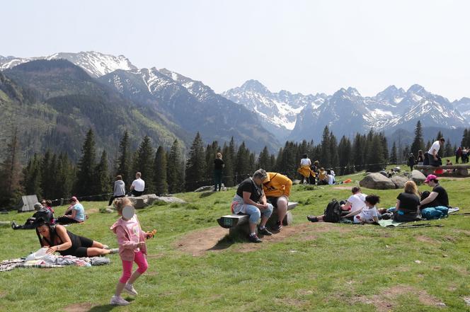 Tłumy w Tatrach. Słoneczna pogoda przyciągnęła turystów na szlaki