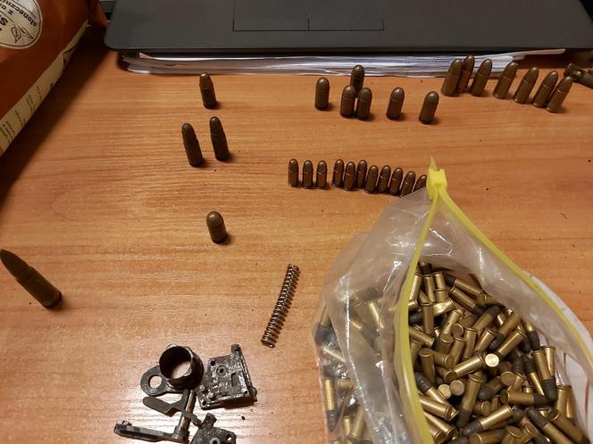 Kradziony sprzęt, broń i narkotyki w mieszkaniu pasera