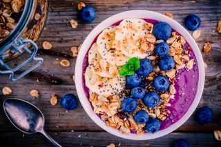 Z czego zrobić bazę smoothie bowl?