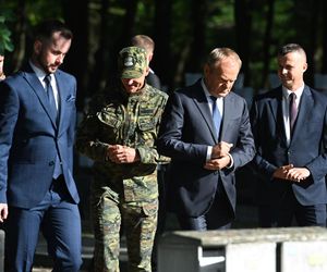 Mocne słowa Tuska na cmentarzu. Jesteśmy od tego, by stać za polskim wojskiem!