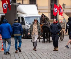 Wrocław zamienia się z powrotem w Breslau? Na ulicach miasta powstaje nowy serial. Zobacz, jak wygląda plan zdjęciowy [ZDJĘCIA]