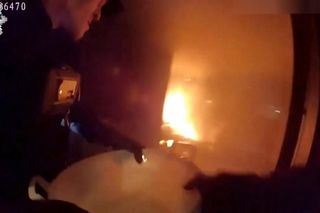 Z mieszkania buchały płomienie, a oni mieli tylko wiadro. Minuty dzieliły ich od tragedii