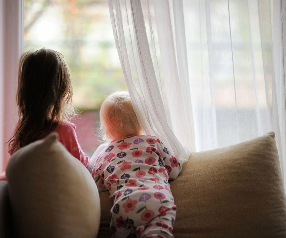 Czekają na dom, nie wiadomo, gdzie są ich rodzice. MOPR szuka im rodziny
