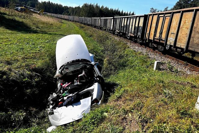 Wał. Tragiczny wypadek BMW na przejeździe kolejowym. Nie żyje 40-letnia Ukrainka [23.09.2024]