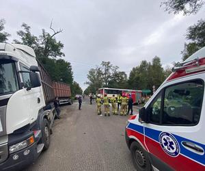 Siedliska. Ciężarówka wjechała w autobus szkolny. 5 dzieci w szpitalu