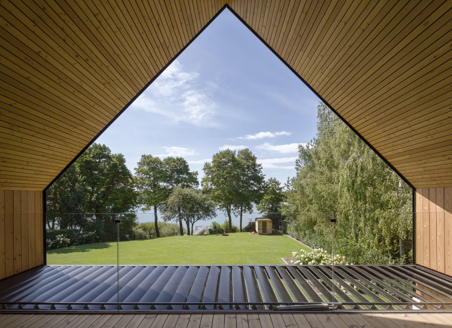 Dom na Kujawach. Dwie stodoły nad jeziorem