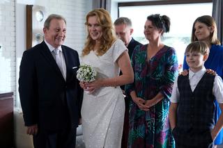 M jak miłość odc. 1684. Marysia (Małgorzata Pieńkowska), Staszek (Sławomir Holland), Artur Rogowski (Robert Moskwa), Krystyna Banach (Dorota Chotecka-Pazura)