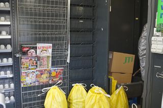 Opustoszałe wnętrza kiosków RUCH-u przed likwidacją