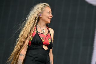 Żona Roberta Trujillo kontynuuje karierę muzyczną. Chloe Trujillo wydała nową piosenkę