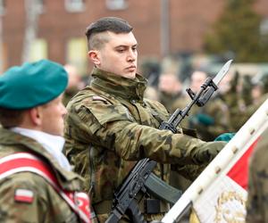 Olsztyn. Ponad 400 żołnierzy złożyło przysięgę. W uroczystości wziął udział szef MON [ZDJĘCIA]