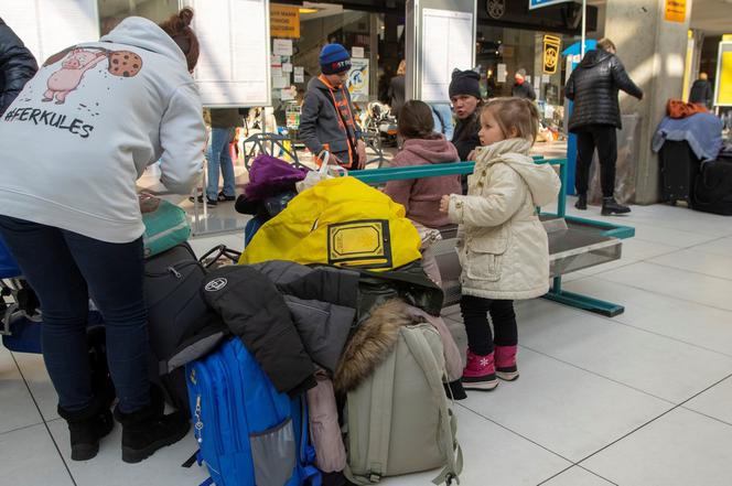 Na dworcu kolejowym w Katowicach. Obrazki z ukraińskimi uchodźcami w tle. Te zdjęcia łamią serce