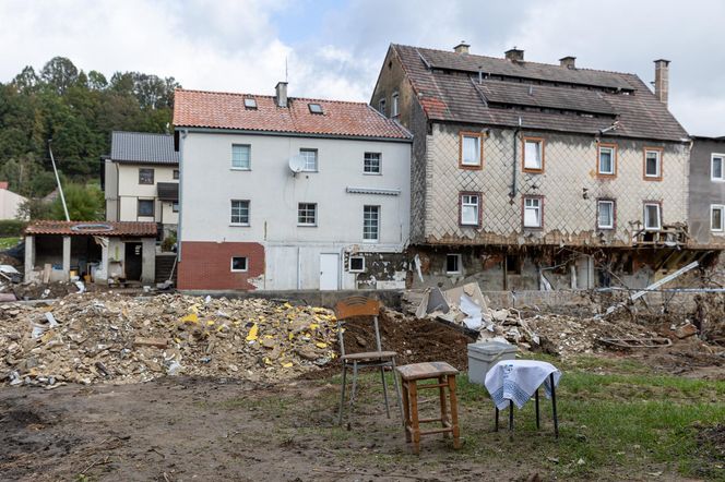 Rodzina z Lądka-Zdroju walczy o powrót do normalności. Rozpoczęli osuszanie domu 