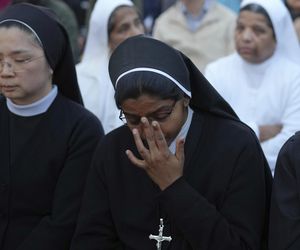 Hołdy na Placu Świętego Piotra.