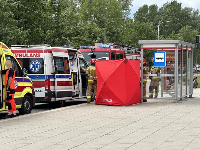 Horror na przystanku autobusowym w Warszawie. Upadł na ziemię i zmarł. Reanimacja nie przyniosła skutku