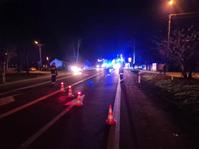 Płock. Osobówka ZDERZYŁA SIĘ z motocyklem! Jedna osoba w stanie ciężkim! [ZDJĘCIA]